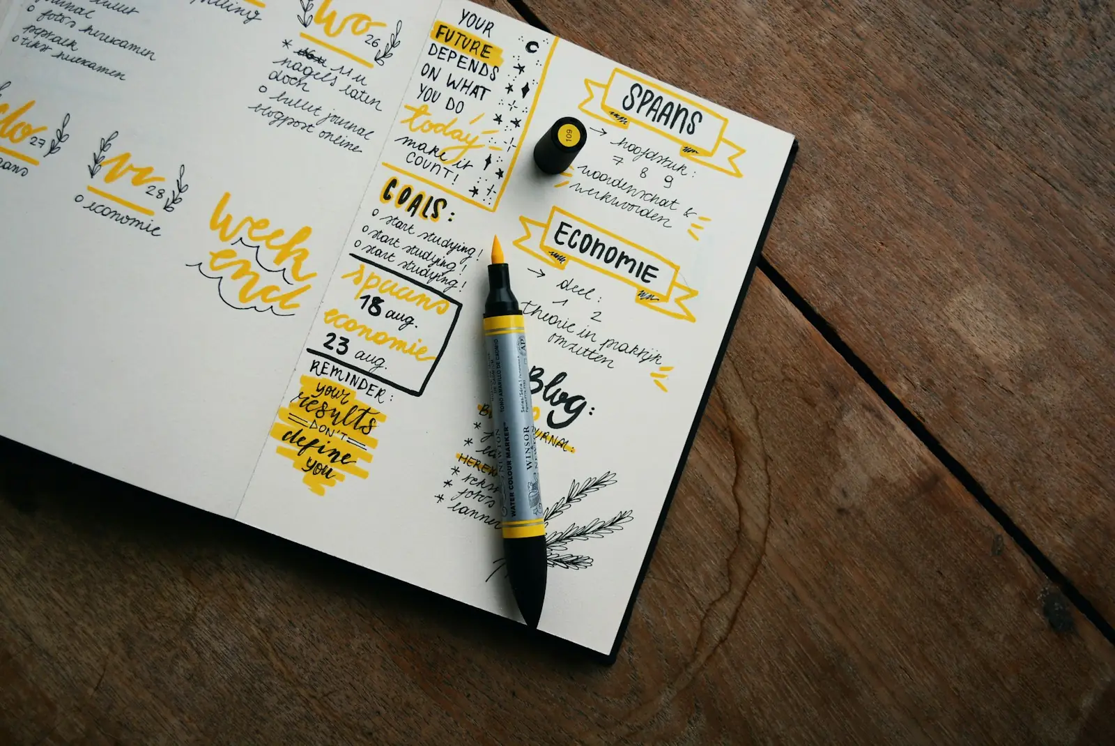 Carnet de notes et stylo pour préparer un projet de site internet