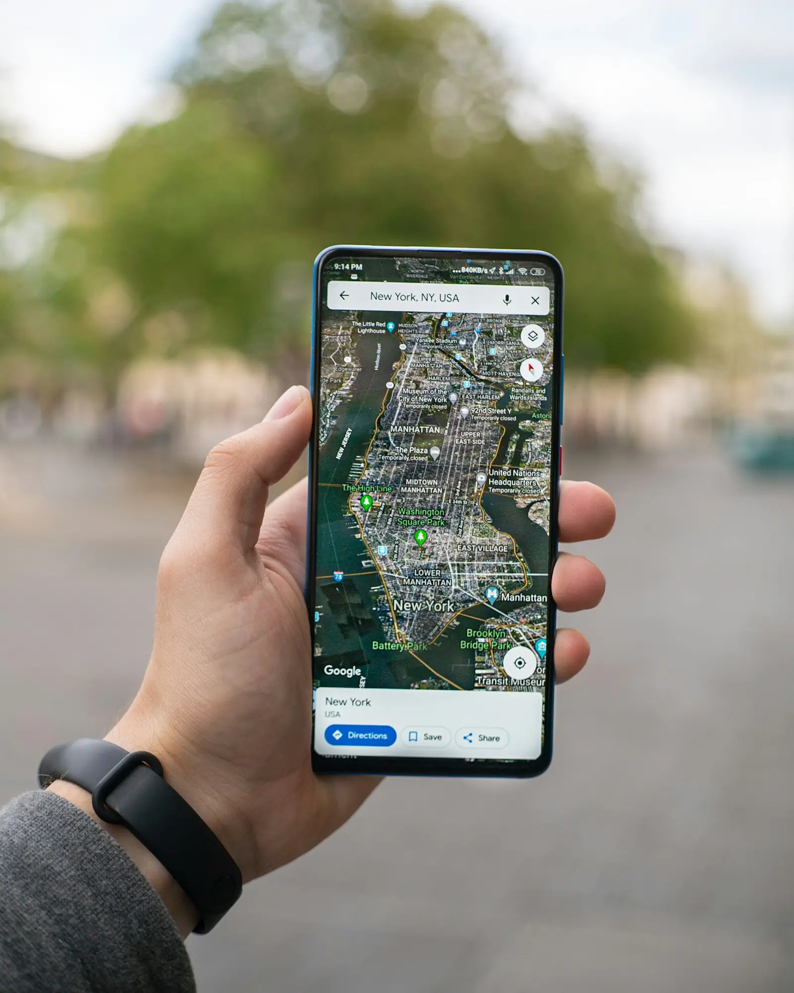 Smartphone affichant une carte de géolocalisation, illustrant le référencement local