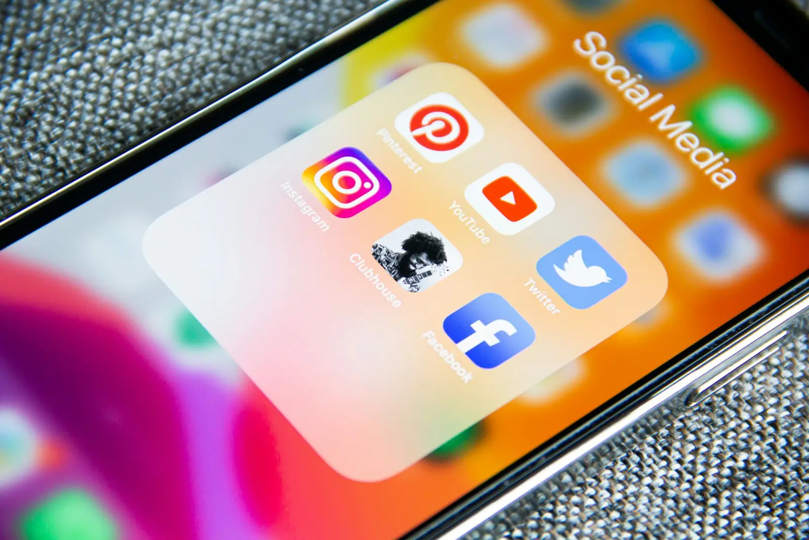 Smartphone affichant des applications de réseaux sociaux à côté d'un ordinateur portable