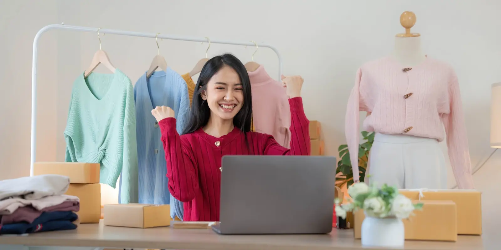 Client satisfait effectuant un achat en ligne depuis son ordinateur